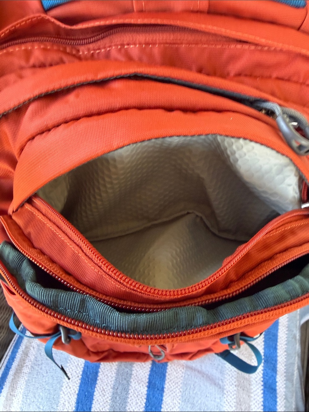 OSPREY Orange w/ Blue Accents Tropos Backpack/Daypack - Picture 4 of 8
